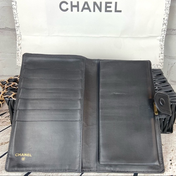 CHANEL leather wallet crossbody on chain - Picture 4 of 16